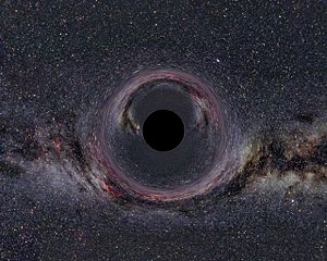 Ein fiktives nichtrotierendes Schwarzes Loch von 10 Sonnenmassen aus 600 km Abstand gesehen, wobei dem Schwarzen Loch mit der 400-millionenfachen Erdbeschleunigung entgegengehalten werden muss, damit der Abstand konstant bleibt. Im freien Fall wrde sich durch die Aberration ein anderes Bild ergeben. Die Milchstrae im Hintergrund erscheint durch die Raumzeitkrmmung verzerrt und doppelt. Der schwarze Bereich entsprche ohne Raumzeitkrmmung einem Radius von 75 km. Der Schwarzschildradius betrgt dagegen nur 29,5 km. Die Bildbreite entspricht einem Blickwinkelbereich von 90.